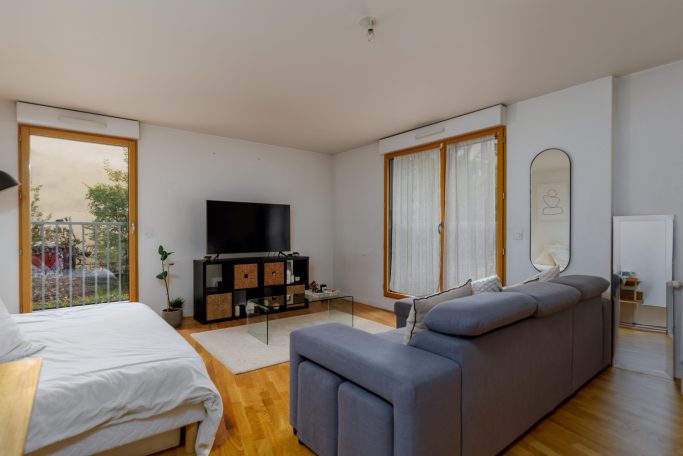 Studio vue sur fenêtres et séjour